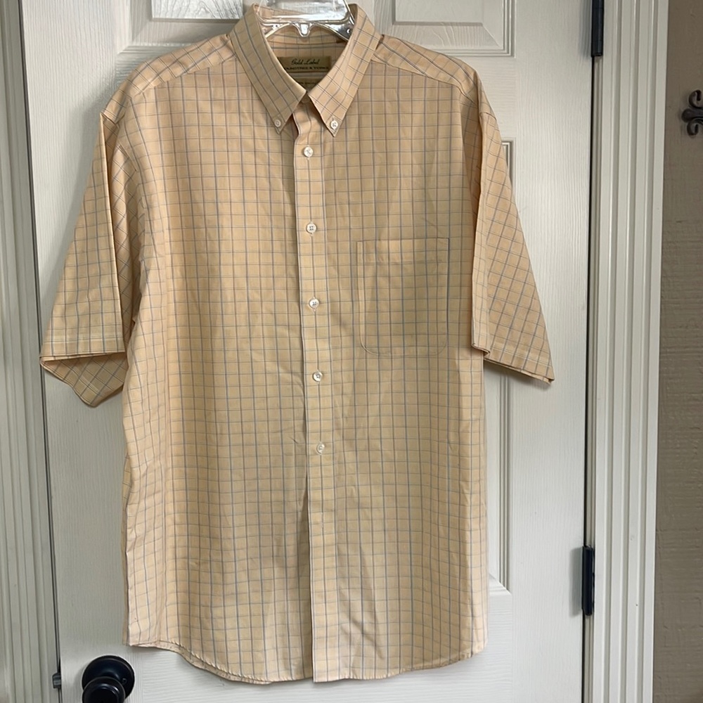 Gold Label Roundtree & Yorke non iron button up short sleeve shirt. Size large.